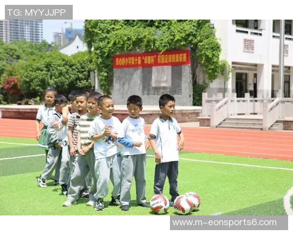 一年级足球启蒙之旅快乐成长与团队精神的培养 一年级足球启蒙之旅快乐成长与团队精神的培养