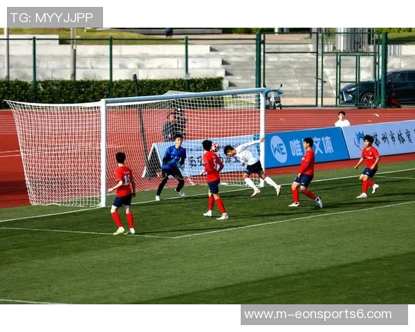 南华足球队奋勇拼搏再创佳绩球迷热情助力球队追逐梦想 南华足球队奋勇拼搏再创佳绩球迷热情助力球队追逐梦想